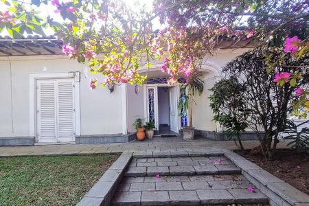 Casa à venda com 400m², 3 quartos e 4 vagas Casa à venda com 400m², 3 quartos e 4 vagasFachada