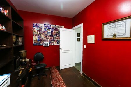 Casa à venda com 400m², 3 quartos e 4 vagas Casa à venda com 400m², 3 quartos e 4 vagasEscritório