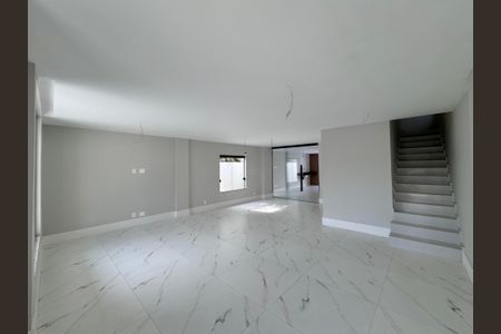 Casa de condomínio à venda com 420m², 4 quartos e 4 vagasSala