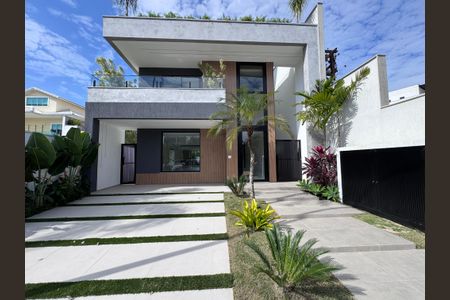 Casa de condomínio à venda com 420m², 4 quartos e 4 vagasFachada