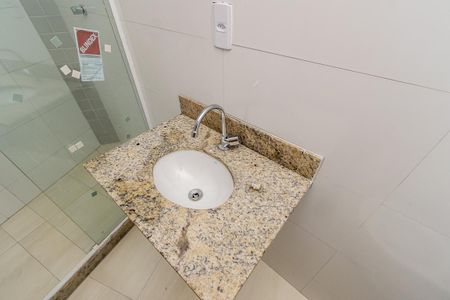 Banheiro de apartamento para alugar com 1 quarto, 35m² em Olaria, Rio de Janeiro