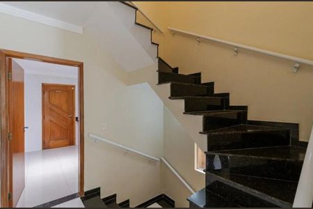 Casa à venda com 200m², 3 quartos e 4 vagas Casa à venda com 200m², 3 quartos e 4 vagasEscada