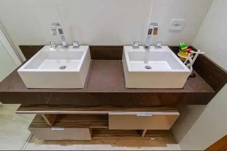 Casa à venda com 200m², 3 quartos e 4 vagas Casa à venda com 200m², 3 quartos e 4 vagasBanheiro