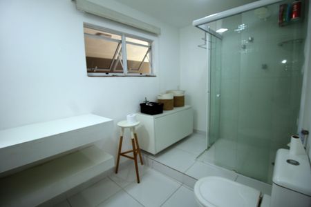 Casa à venda com 230m², 6 quartos e 5 vagasBanheiro 2