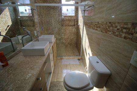 Casa à venda com 230m², 6 quartos e 5 vagasBanheiro da Suíte 1