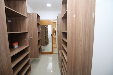 Casa à venda com 230m², 6 quartos e 5 vagasCloset