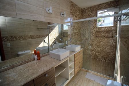 Casa à venda com 230m², 6 quartos e 5 vagasBanheiro da Suíte 1