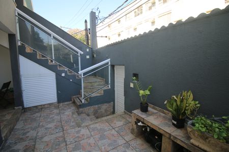 Casa à venda com 230m², 6 quartos e 5 vagasEscada