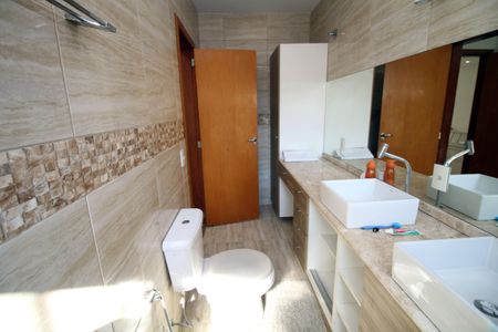 Casa à venda com 230m², 6 quartos e 5 vagasBanheiro da Suíte 1