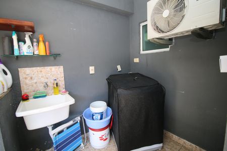 Casa à venda com 230m², 6 quartos e 5 vagasÁrea de Serviço 2