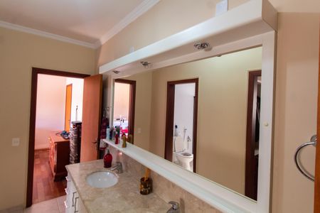 Casa de condomínio à venda com 283m², 3 quartos e 10 vagas Casa de condomínio à venda com 283m², 3 quartos e 10 vagasBanheiro da Suíte
