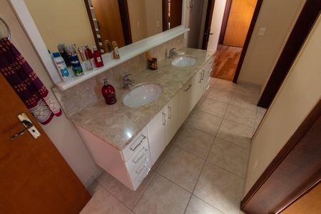 Casa de condomínio à venda com 283m², 3 quartos e 10 vagas Casa de condomínio à venda com 283m², 3 quartos e 10 vagasBanheiro da Suíte