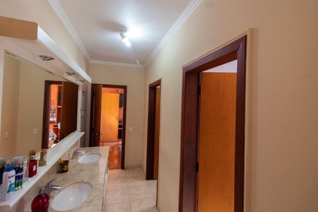 Casa de condomínio à venda com 283m², 3 quartos e 10 vagas Casa de condomínio à venda com 283m², 3 quartos e 10 vagasBanheiro da Suíte