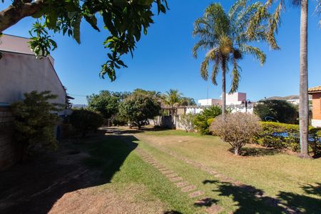 Casa de condomínio à venda com 283m², 3 quartos e 10 vagas Casa de condomínio à venda com 283m², 3 quartos e 10 vagasÁrea Externa