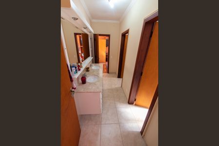 Casa de condomínio à venda com 283m², 3 quartos e 10 vagas Casa de condomínio à venda com 283m², 3 quartos e 10 vagasBanheiro da Suíte