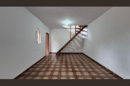 Casa à venda com 300m², 3 quartos e 6 vagasQuarto - Fundos