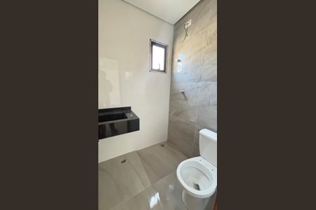 Casa à venda com 70m², 2 quartos e 2 vagas Casa à venda com 70m², 2 quartos e 2 vagasBanheiro da Suíte 1