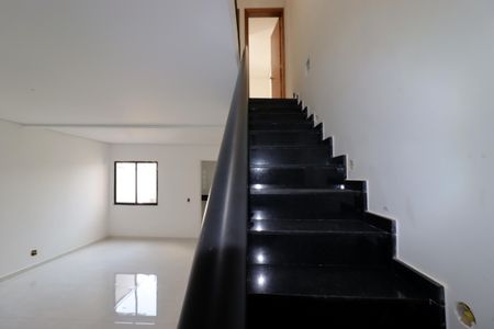 Casa à venda com 95m², 3 quartos e 2 vagasEscada