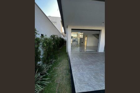 Casa à venda com 247m², 4 quartos e 2 vagas