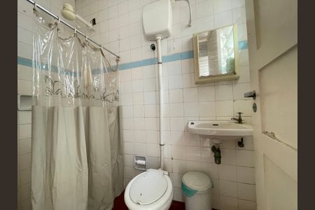 Casa à venda com 300m², 3 quartos e 2 vagas Casa à venda com 300m², 3 quartos e 2 vagasBanheiro de Serviço