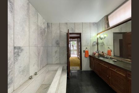 Casa à venda com 300m², 3 quartos e 2 vagas Casa à venda com 300m², 3 quartos e 2 vagasBanheiro da Suíte