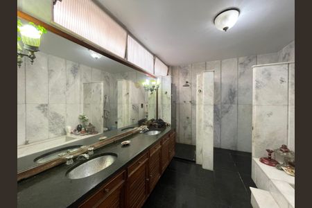 Casa à venda com 300m², 3 quartos e 2 vagas Casa à venda com 300m², 3 quartos e 2 vagasBanheiro da Suíte