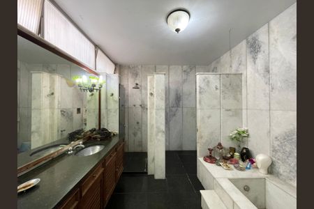 Casa à venda com 300m², 3 quartos e 2 vagas Casa à venda com 300m², 3 quartos e 2 vagasBanheiro da Suíte