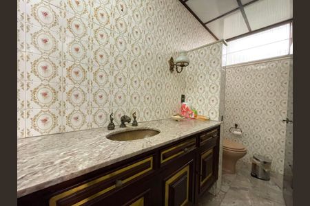 Casa à venda com 300m², 3 quartos e 2 vagas Casa à venda com 300m², 3 quartos e 2 vagasLavabo