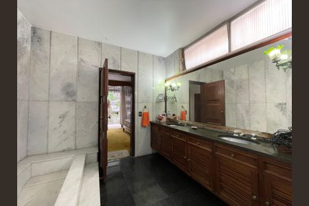 Casa à venda com 300m², 3 quartos e 2 vagas Casa à venda com 300m², 3 quartos e 2 vagasBanheiro da Suíte