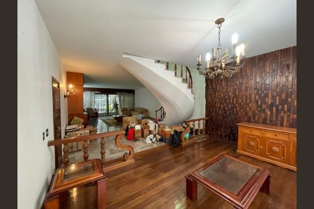 Casa à venda com 300m², 3 quartos e 2 vagas Casa à venda com 300m², 3 quartos e 2 vagasSala