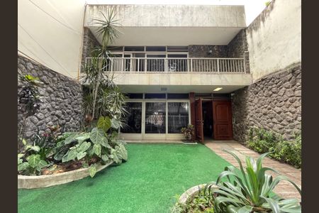 Casa à venda com 300m², 3 quartos e 2 vagas Casa à venda com 300m², 3 quartos e 2 vagasFachada
