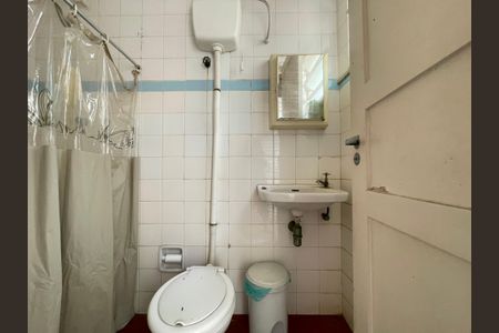 Casa à venda com 300m², 3 quartos e 2 vagas Casa à venda com 300m², 3 quartos e 2 vagasBanheiro de Serviço