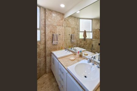 Apartamento para alugar com 240m², 4 quartos e 2 vagas Apartamento para alugar com 240m², 4 quartos e 2 vagasBanheiro da Suíte 1