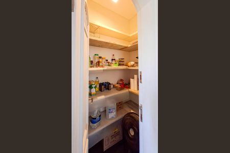 Apartamento para alugar com 240m², 4 quartos e 2 vagas Apartamento para alugar com 240m², 4 quartos e 2 vagasDespensa