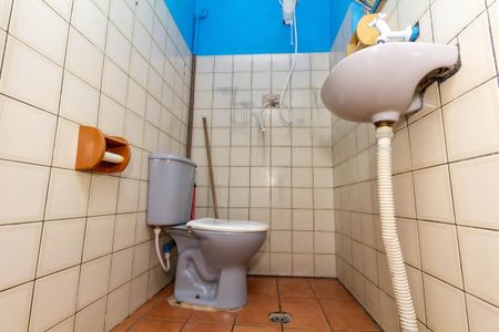Casa à venda com 25m², 3 quartos e 1 vaga Casa à venda com 25m², 3 quartos e 1 vagaBanheiro