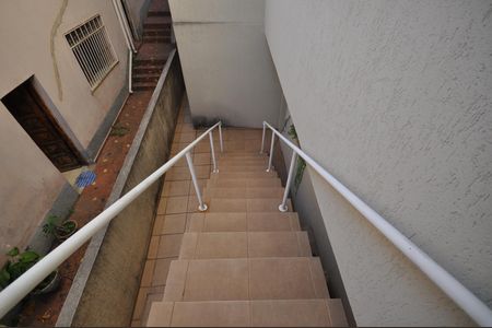 Casa à venda com 300m², 3 quartos e 2 vagasEscada de acesso ao quintal