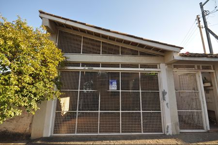 Casa à venda com 300m², 3 quartos e 2 vagas Casa à venda com 300m², 3 quartos e 2 vagasFachada