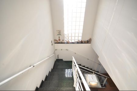 Casa à venda com 300m², 3 quartos e 2 vagasEscada