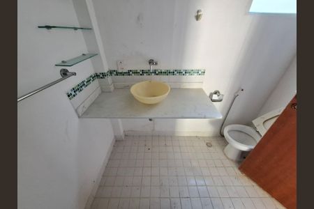 Casa à venda com 194m², 6 quartos e sem vaga Casa à venda com 194m², 6 quartos e sem vagaBanheiro da suíte 2