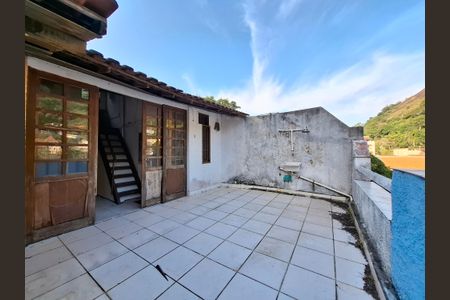 Casa à venda com 194m², 6 quartos e sem vaga Casa à venda com 194m², 6 quartos e sem vagaVaranda