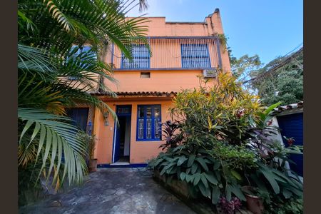Casa à venda com 194m², 6 quartos e sem vaga Casa à venda com 194m², 6 quartos e sem vagaFachada