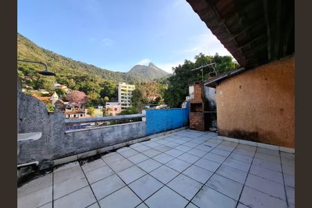 Casa à venda com 194m², 6 quartos e sem vaga Casa à venda com 194m², 6 quartos e sem vagaVaranda