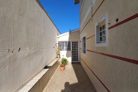 Casa à venda com 330m², 6 quartos e 2 vagas Casa à venda com 330m², 6 quartos e 2 vagasCorredor