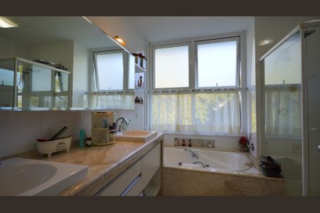 Casa de condomínio para alugar com 500m², 5 quartos e 3 vagasBanheiro da suite 5