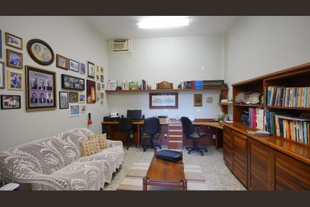 Casa de condomínio para alugar com 500m², 5 quartos e 3 vagasBiblioteca