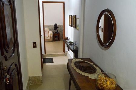 Casa de condomínio à venda com 250m², 4 quartos e 2 vagasCorredor 