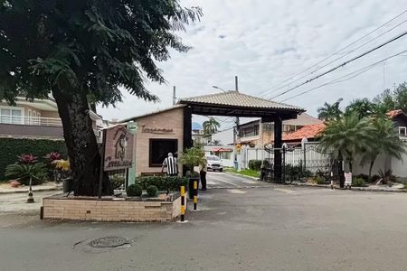 Casa de condomínio à venda com 250m², 4 quartos e 2 vagasFachada 
