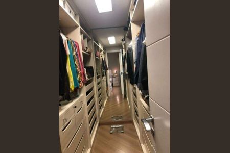 Casa à venda com 210m², 3 quartos e 4 vagas Casa à venda com 210m², 3 quartos e 4 vagasCloset