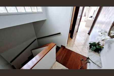 Casa à venda com 200m², 3 quartos e 2 vagas Casa à venda com 200m², 3 quartos e 2 vagasEscada