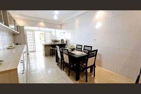 Casa à venda com 200m², 3 quartos e 2 vagas Casa à venda com 200m², 3 quartos e 2 vagasCozinha